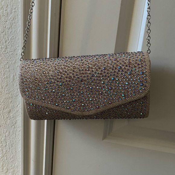 Beautiful Beaded Clutch with Gold and an additional Silver Chain. - Picture 11 of 12